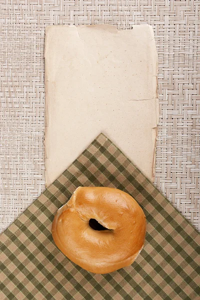 Manteiga um pão redondo - Bagel — Fotografia de Stock