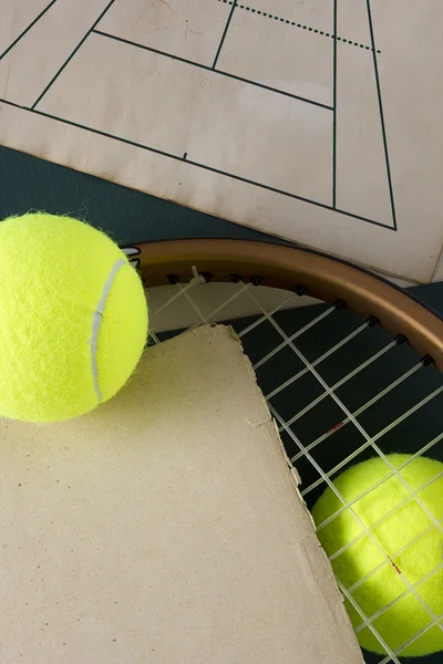 Raquette et balles de tennis — Photo