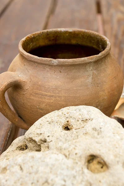 Pote de barro em uma mesa de madeira — Fotografia de Stock