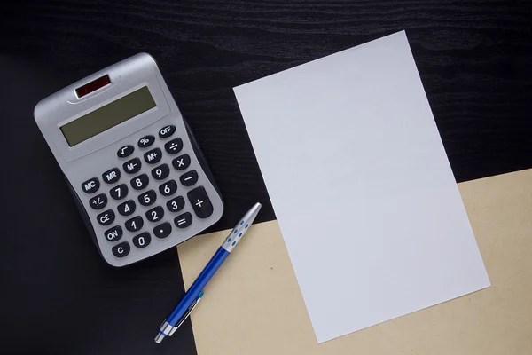 Hoja limpia y una calculadora — Foto de Stock