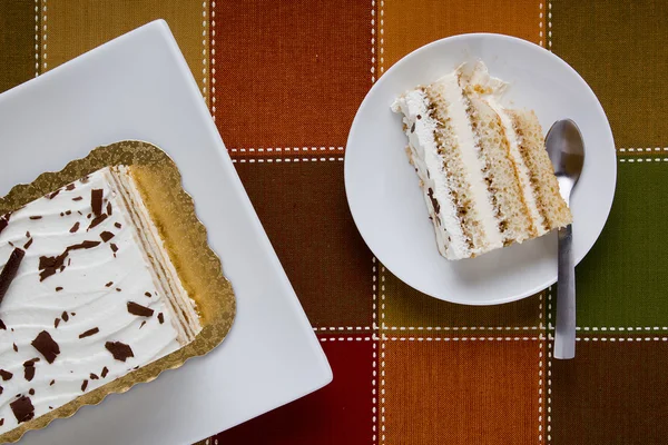 Шматок торта на тарілці — стокове фото