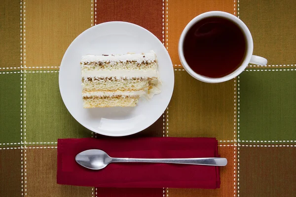 Pedaço de bolo em um prato — Fotografia de Stock