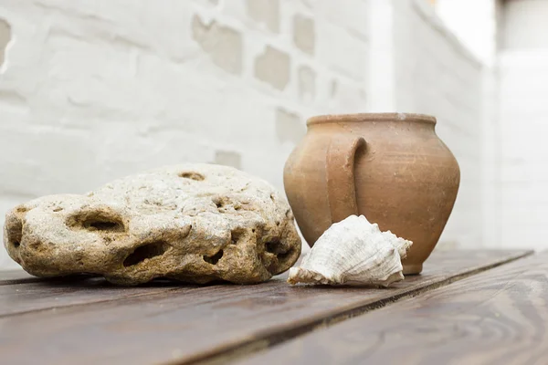 Pote de barro em uma mesa de madeira — Fotografia de Stock