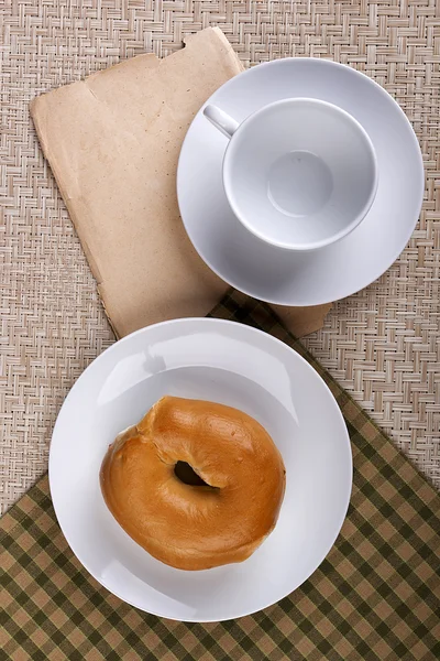 Smör en rund bulle - bagel — Stockfoto