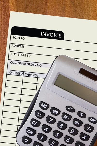 Bir hesap makinesi ile Iinvoice — Stok fotoğraf