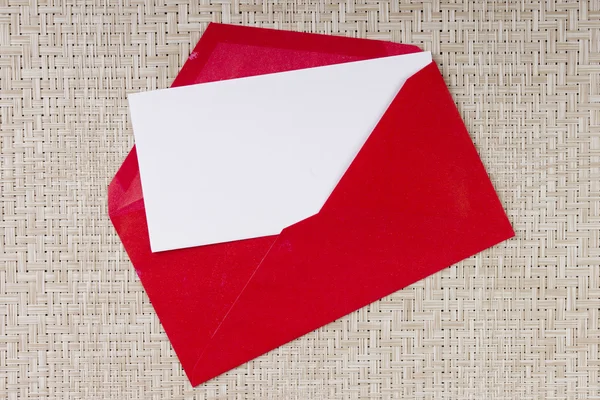 Carta em um envelope vermelho — Fotografia de Stock