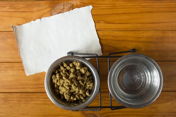 Еда в металлической миске для вашего питомца — стоковое фото