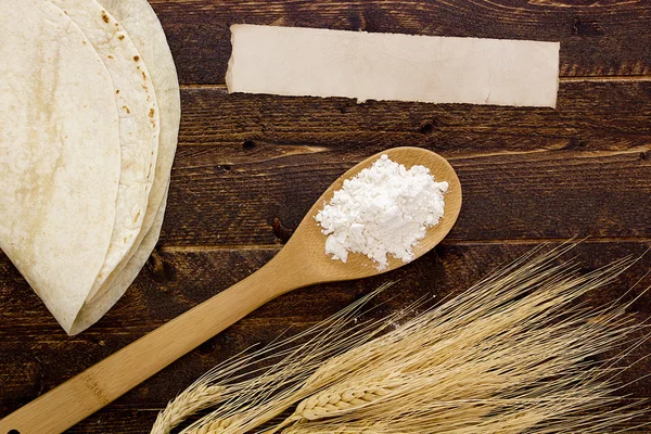 Farinha em uma colher e tortilhas — Fotografia de Stock