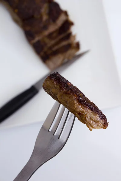Stück mittelseltenes Steak — Stockfoto