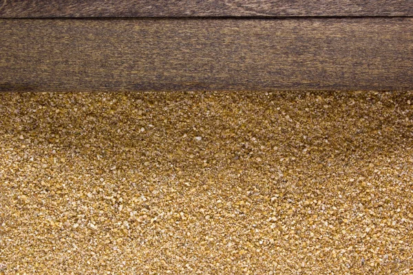 Holzboden über dem Sandstrand — Stockfoto