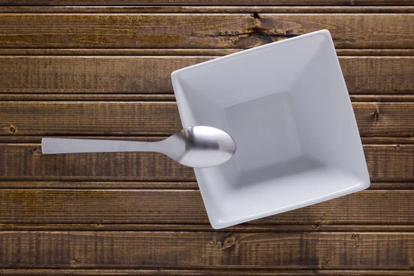 Керамічний суп квадратна тарілка і ложка — стокове фото