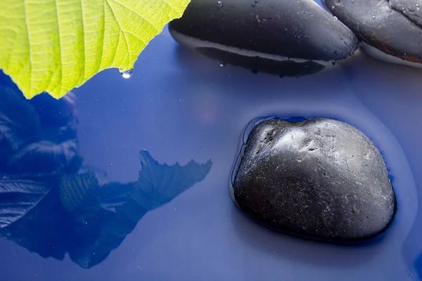 Pedras lisas na água — Fotografia de Stock