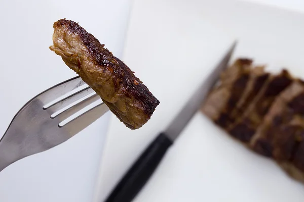 Kus středně krvavý steak — Stock fotografie