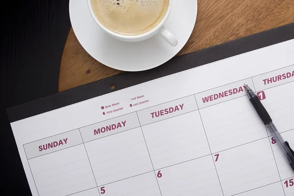 Planejador de calendário de escritório na mesa de café — Fotografia de Stock