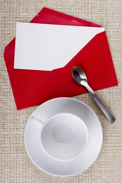 Tasse à thé vide et une enveloppe — Photo