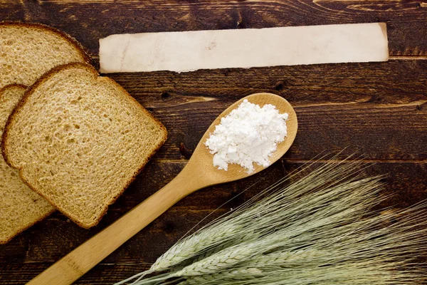 Produtos de padaria farinha em uma colher de madeira — Fotografia de Stock