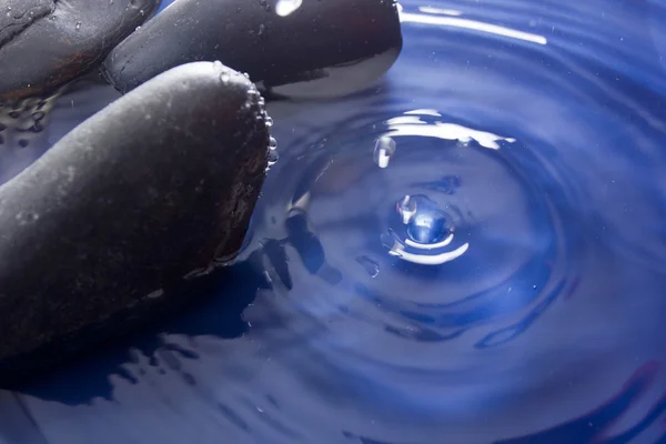 Piedras lisas en agua —  Fotos de Stock