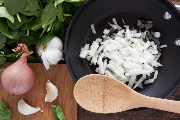 Wyciąć cebuli na patelni — Zdjęcie stockowe