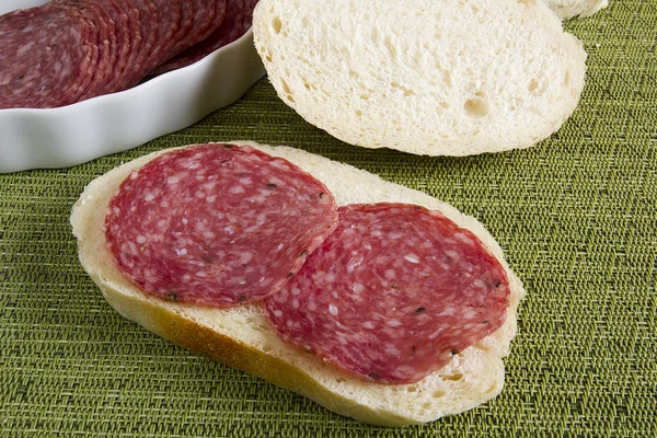 Sandwich salami worstjes — Stockfoto