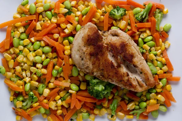 Carne di pollo su verdure miste — Foto Stock