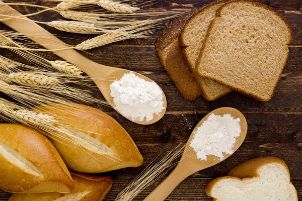 Backwaren Mehl in einem Holzlöffel — Stockfoto