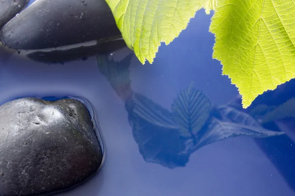 Soepele stenen in water — Stockfoto