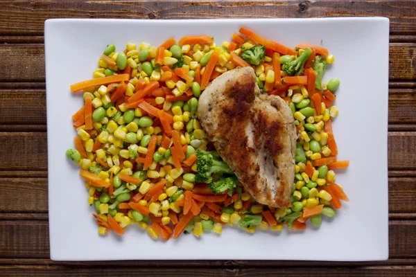 Kippenvlees op gemengde groenten — Stockfoto