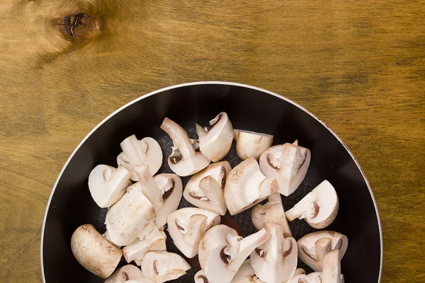 Snijden champignons in de pan — Stockfoto