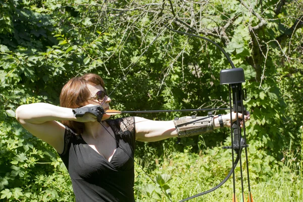 Woman shoots a bow — Stock Photo, Image