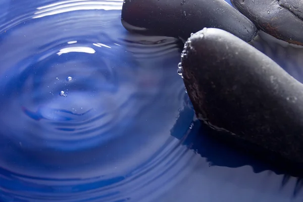 Piedras lisas en agua —  Fotos de Stock