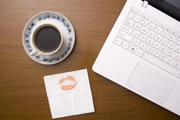 Servilleta con una impresión de lápiz labial femenina — Foto de Stock