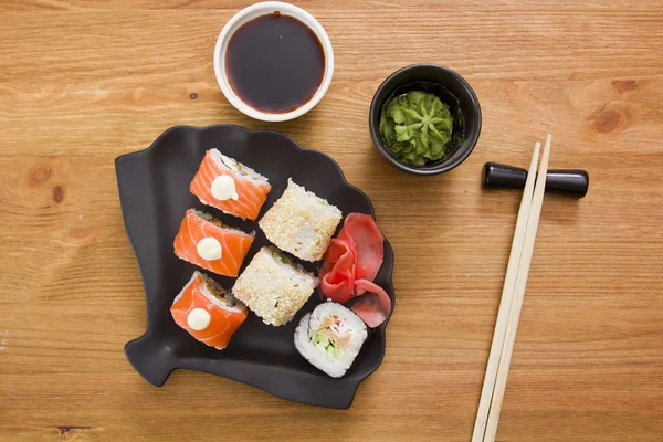 Conjunto de sushi y rollos — Foto de Stock