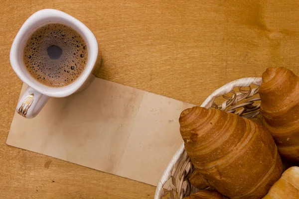 모닝 커피와 크루아상의 컵 — 스톡 사진
