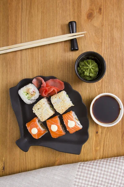 Sushi und Brötchen — Stockfoto