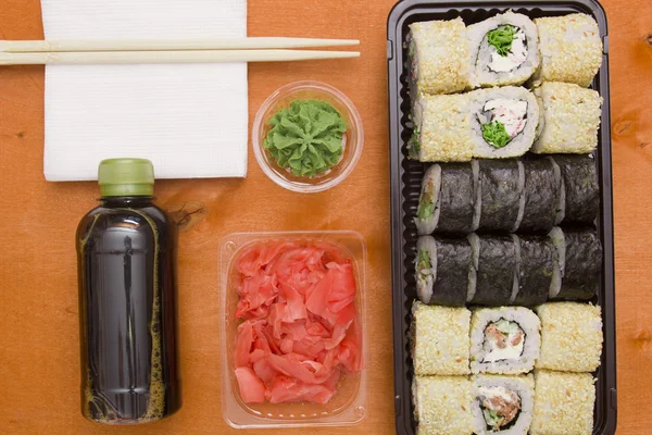 Sushi und Brötchen — Stockfoto