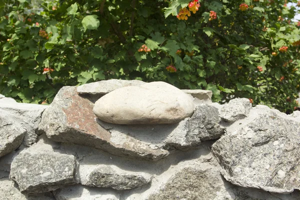 Muro di pietre grezze — Foto Stock