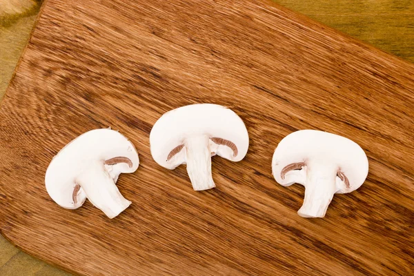 Gesneden champignons op het bord van de keuken — Stockfoto