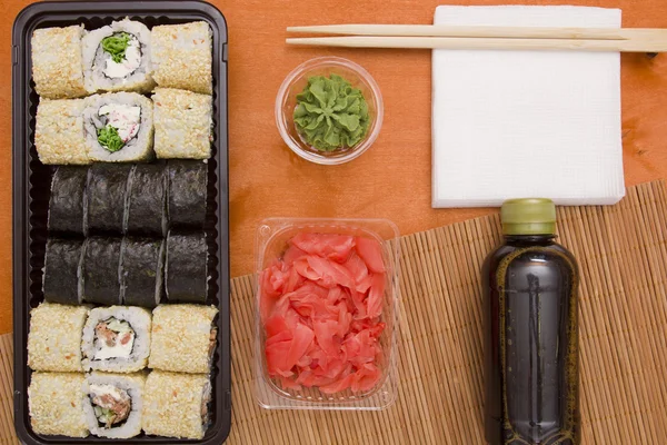 Sushi und Brötchen — Stockfoto