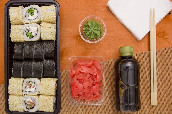 Sushi und Brötchen — Stockfoto