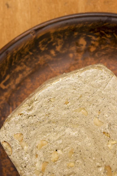 Rebanada de halva con cacahuetes —  Fotos de Stock