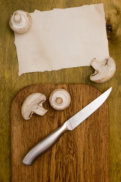 Полевые грибы на доске — стоковое фото