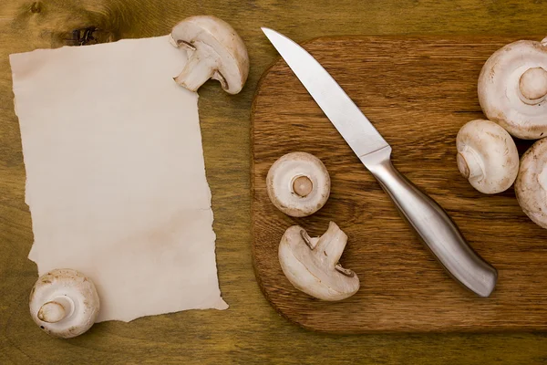 Champignons des champs sur une planche à découper — Photo