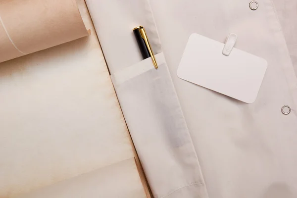 Vestido blanco con una pluma — Foto de Stock