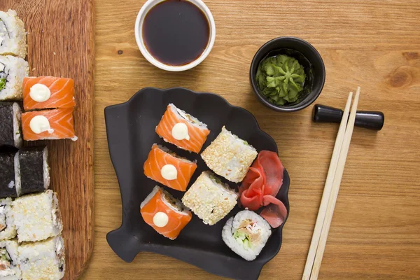 Große Menge Sushi und Brötchen — Stockfoto