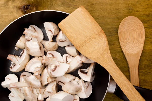 Грубо нарезанные грибы на сковородке — стоковое фото
