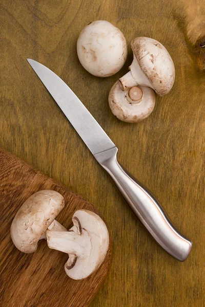 Veld paddestoelen op een snijplank — Stockfoto