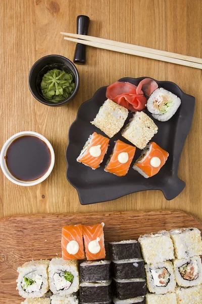 Große Menge Sushi und Brötchen — Stockfoto