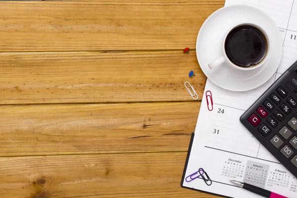 Tasse Kaffee auf dem Schreibtisch — Stockfoto