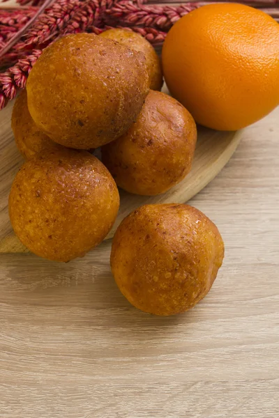 Kaas ballen van deeg, als een additief aan de eerste snack maaltijden. — Stockfoto