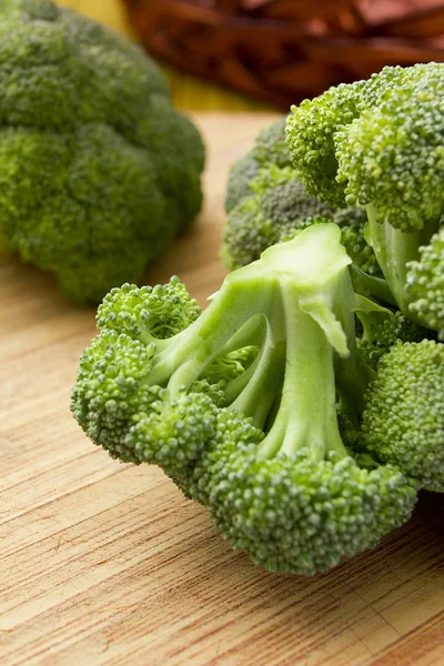 Brócolis - o ingrediente principal de muitos alimentos orgânicos — Fotografia de Stock